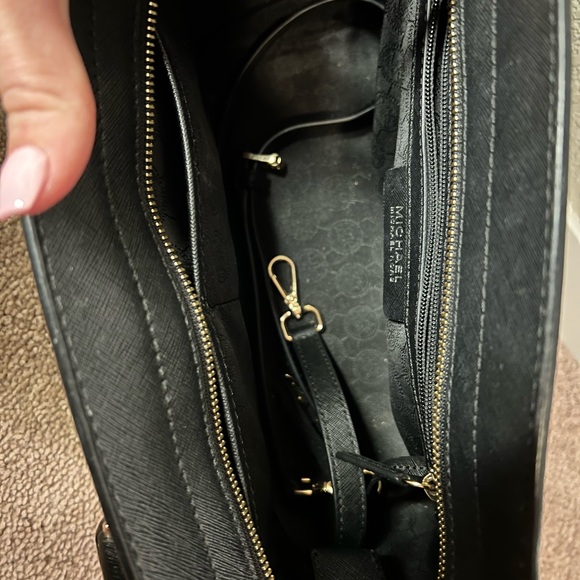 Michael Kors purse. Used once or twice - Picture 4 of 5